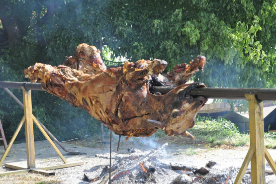 Poziv na druženje uz pečenog vola