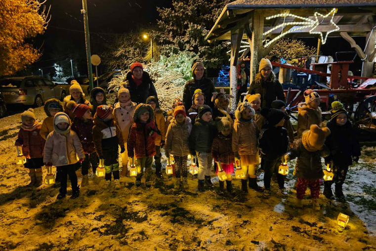 U raspjevanom ozračju zapaljena prva adventska svijeća
