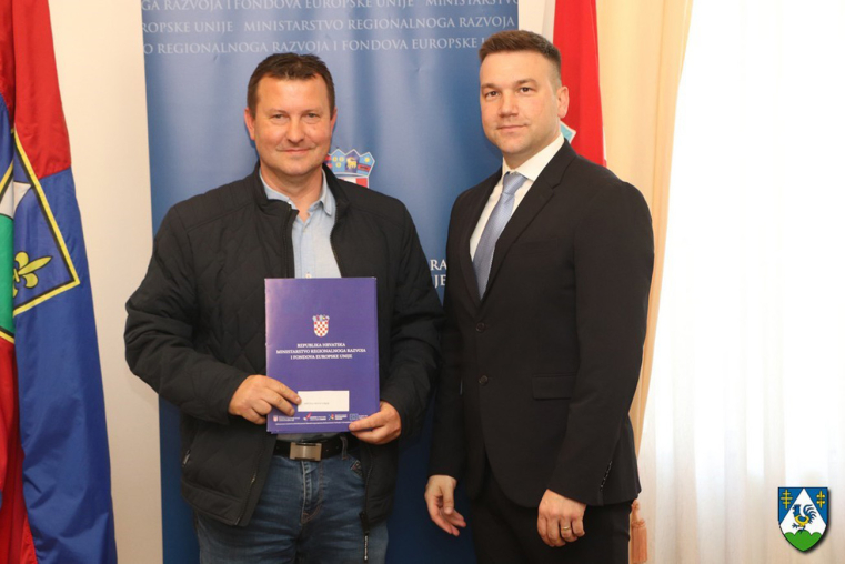 Ministarstvo regionalnog razvoja i fondova Europske unije kroz Program podrške regionalnom razvoju sufinancirat će projekt izgradnje pomoćne zgrade kod nogometnog igrališta u Novom Virju